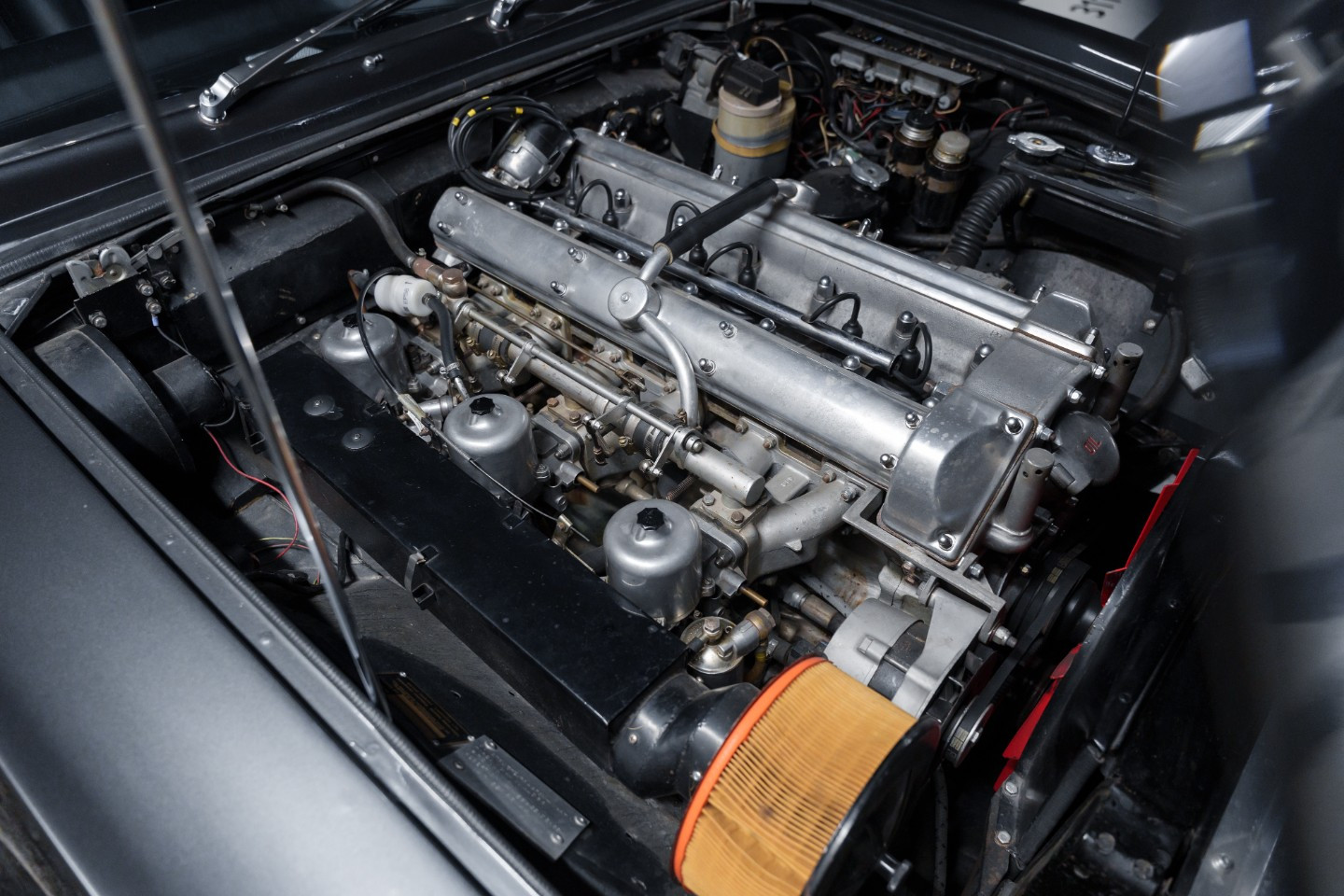 
                                                Voiture
                                                 Aston Martin DBS L6 Saloon