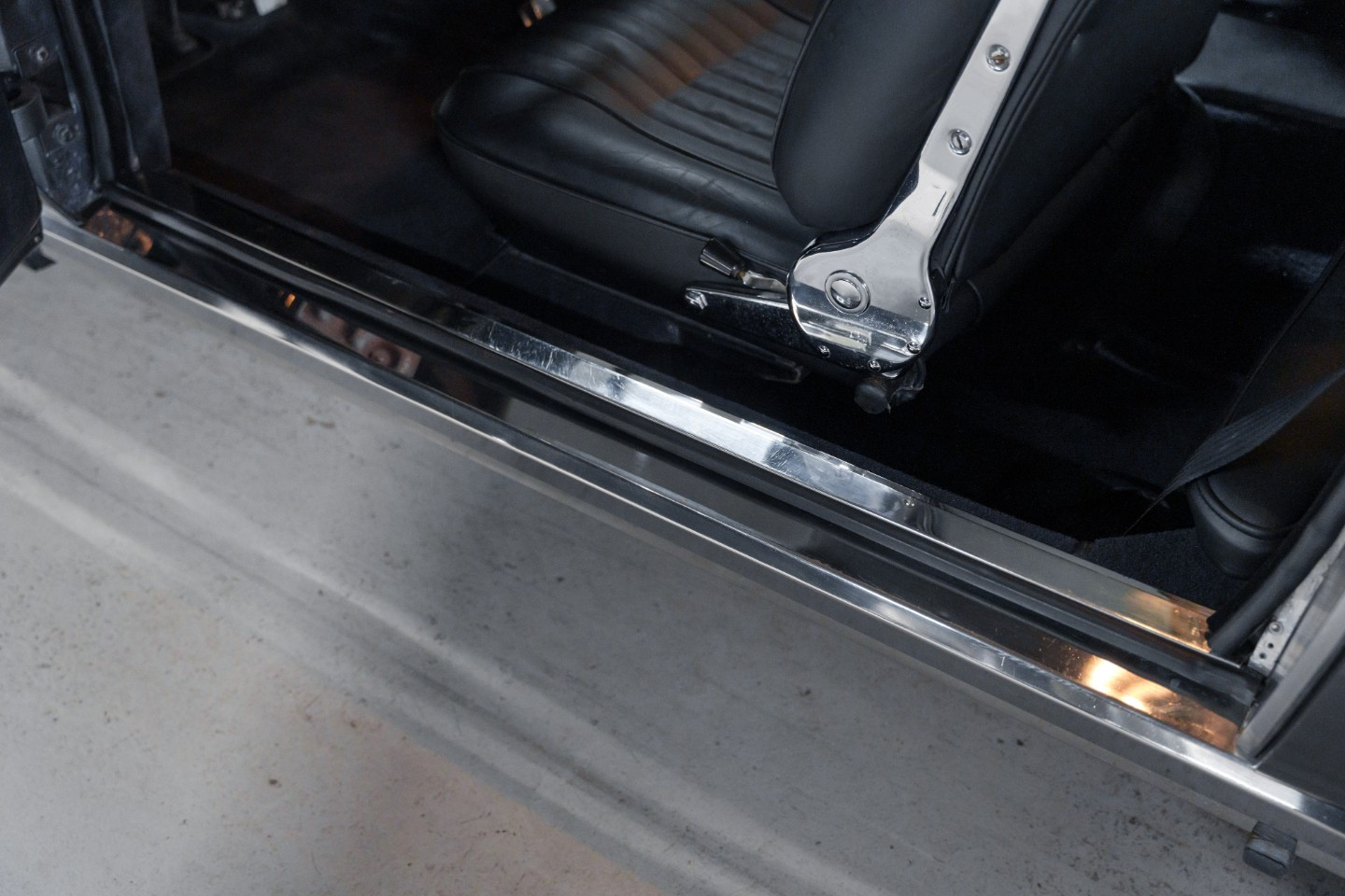 
                                                Voiture
                                                 Aston Martin DBS L6 Saloon