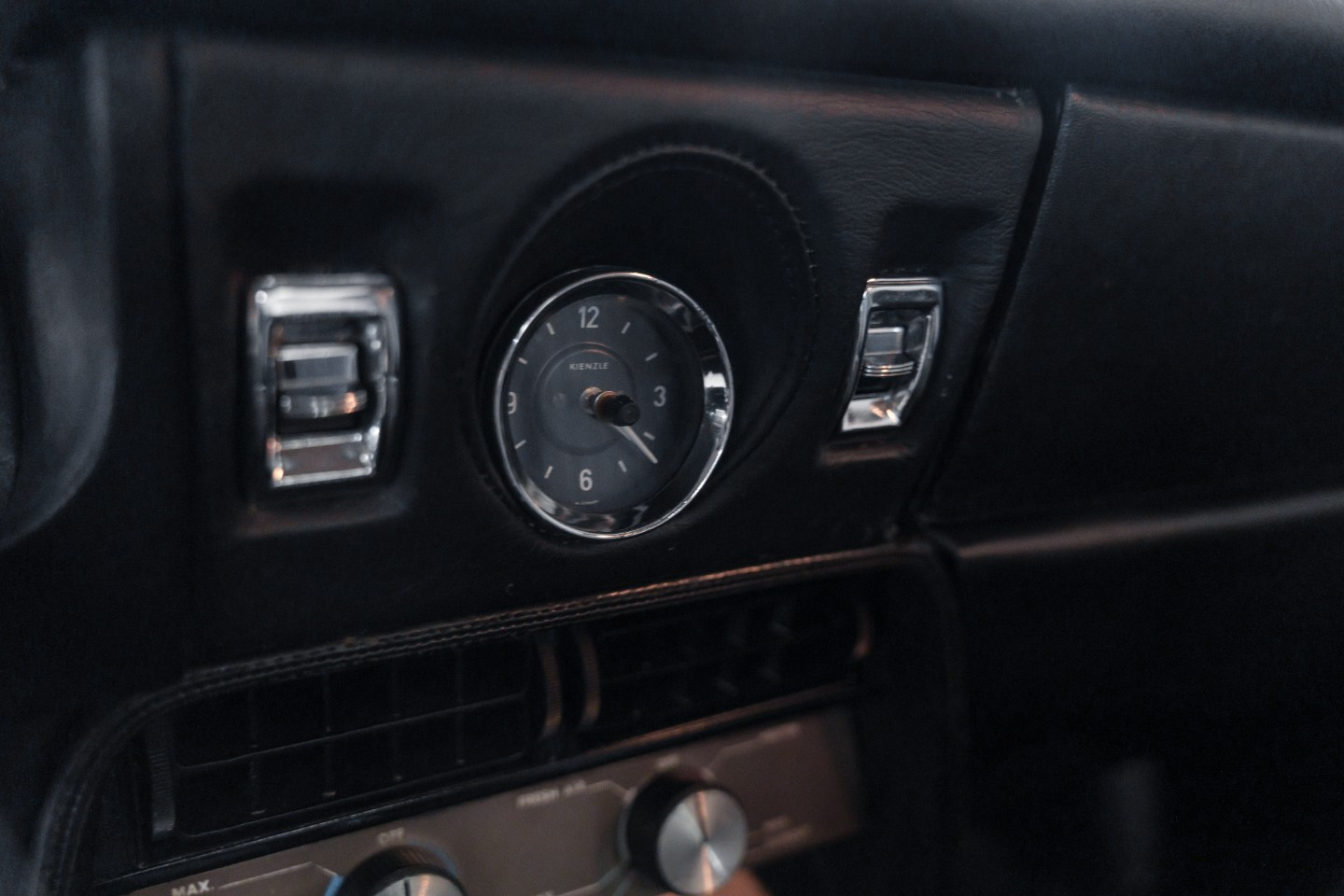 
                                                Voiture
                                                 Aston Martin DBS L6 Saloon