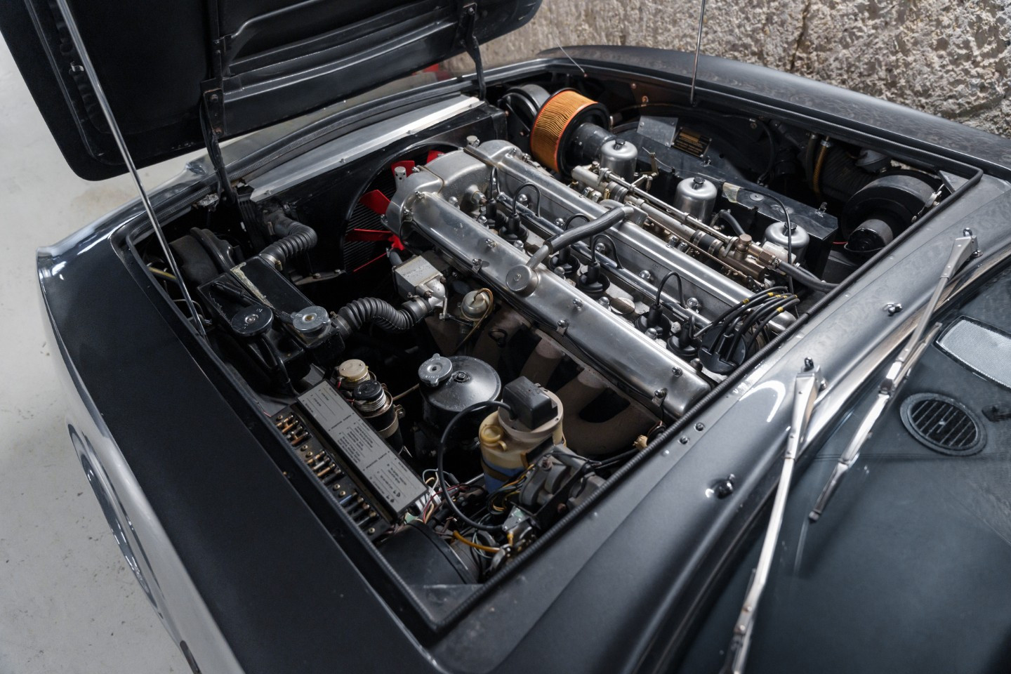 
                                                Voiture
                                                 Aston Martin DBS L6 Saloon