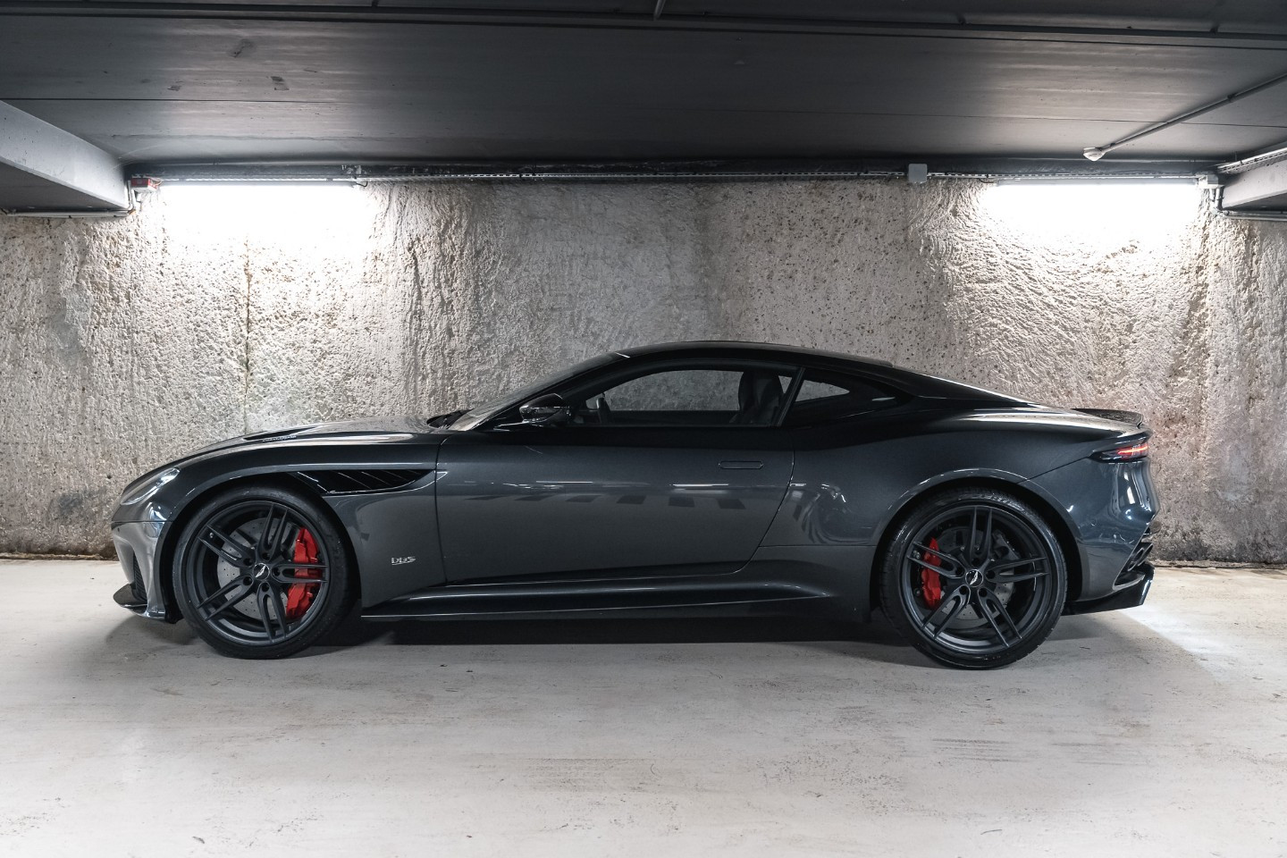
                                                Voiture
                                                 Aston Martin DBS Superleggera V12 5.2 725