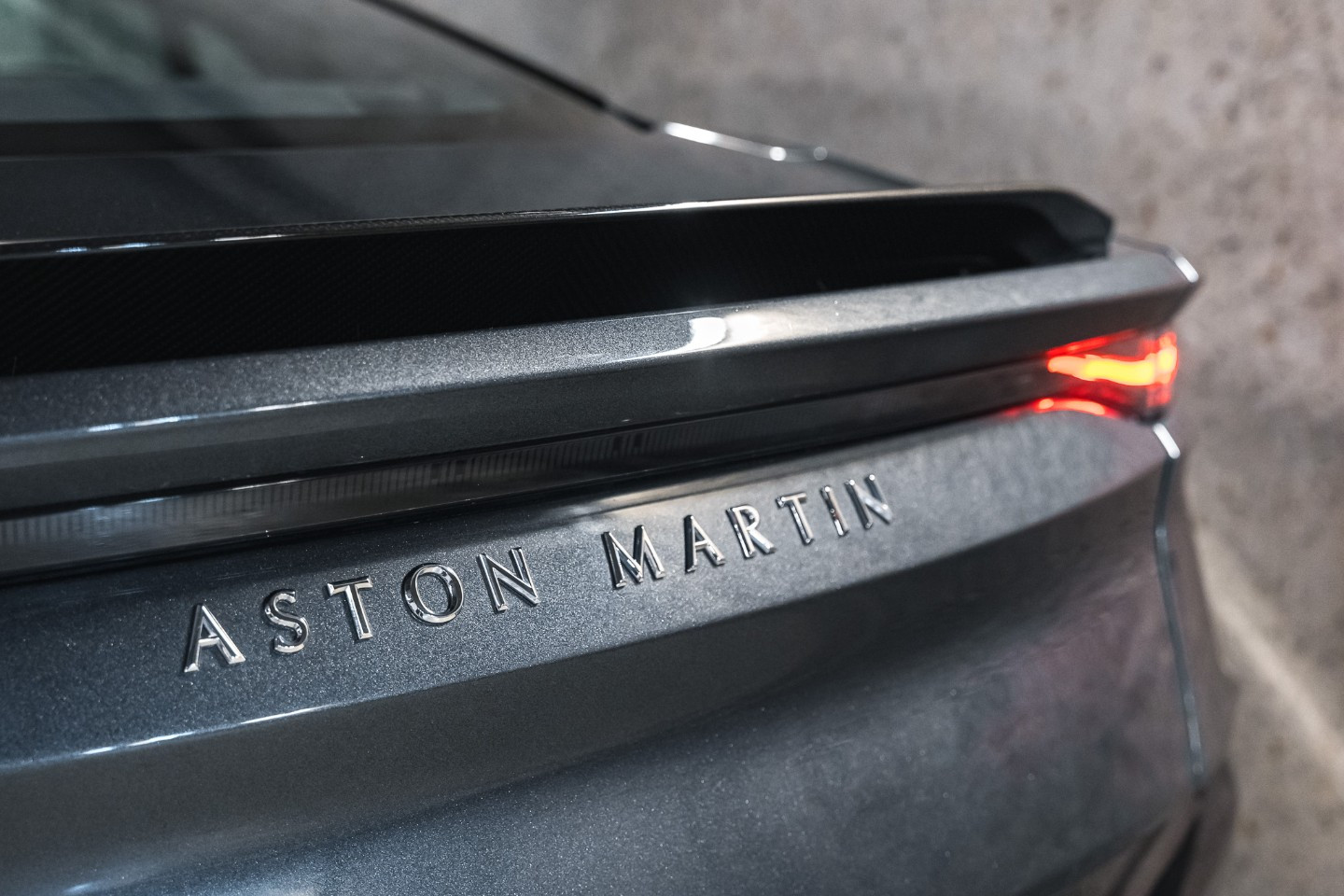 
                                                Voiture
                                                 Aston Martin DBS Superleggera V12 5.2 725