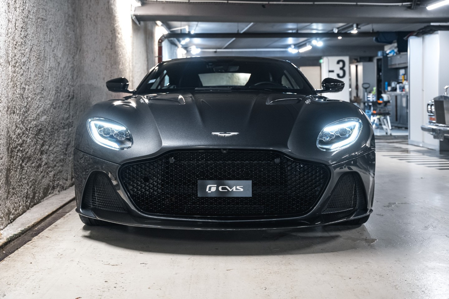 
                                                Voiture
                                                 Aston Martin DBS Superleggera V12 5.2 725