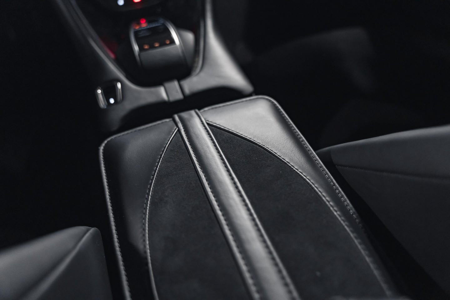 
                                                Voiture
                                                 Aston Martin DBS Superleggera V12 5.2 725