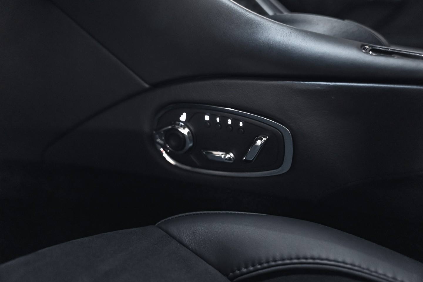 
                                                Voiture
                                                 Aston Martin DBS Superleggera V12 5.2 725