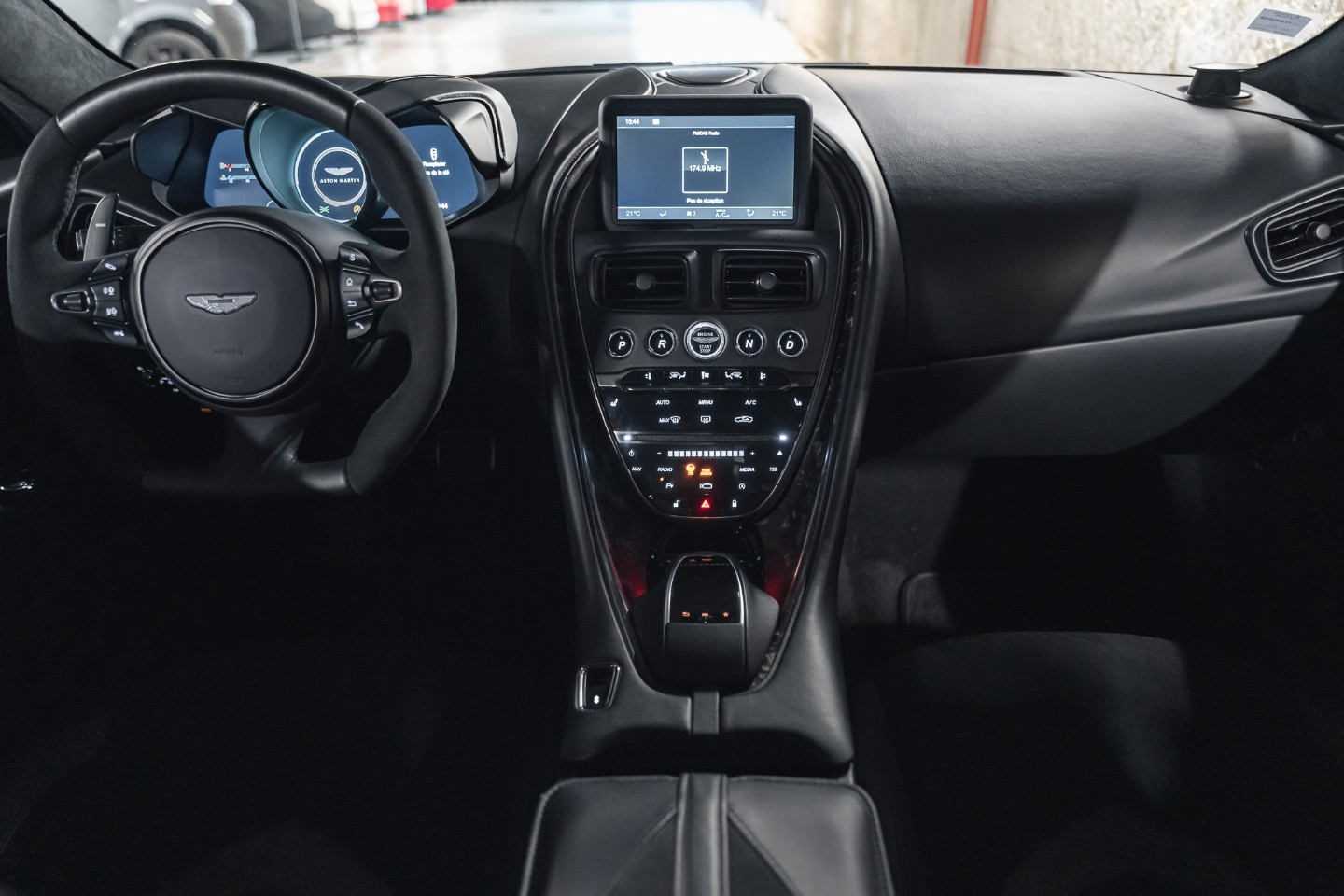 
                                                Voiture
                                                 Aston Martin DBS Superleggera V12 5.2 725