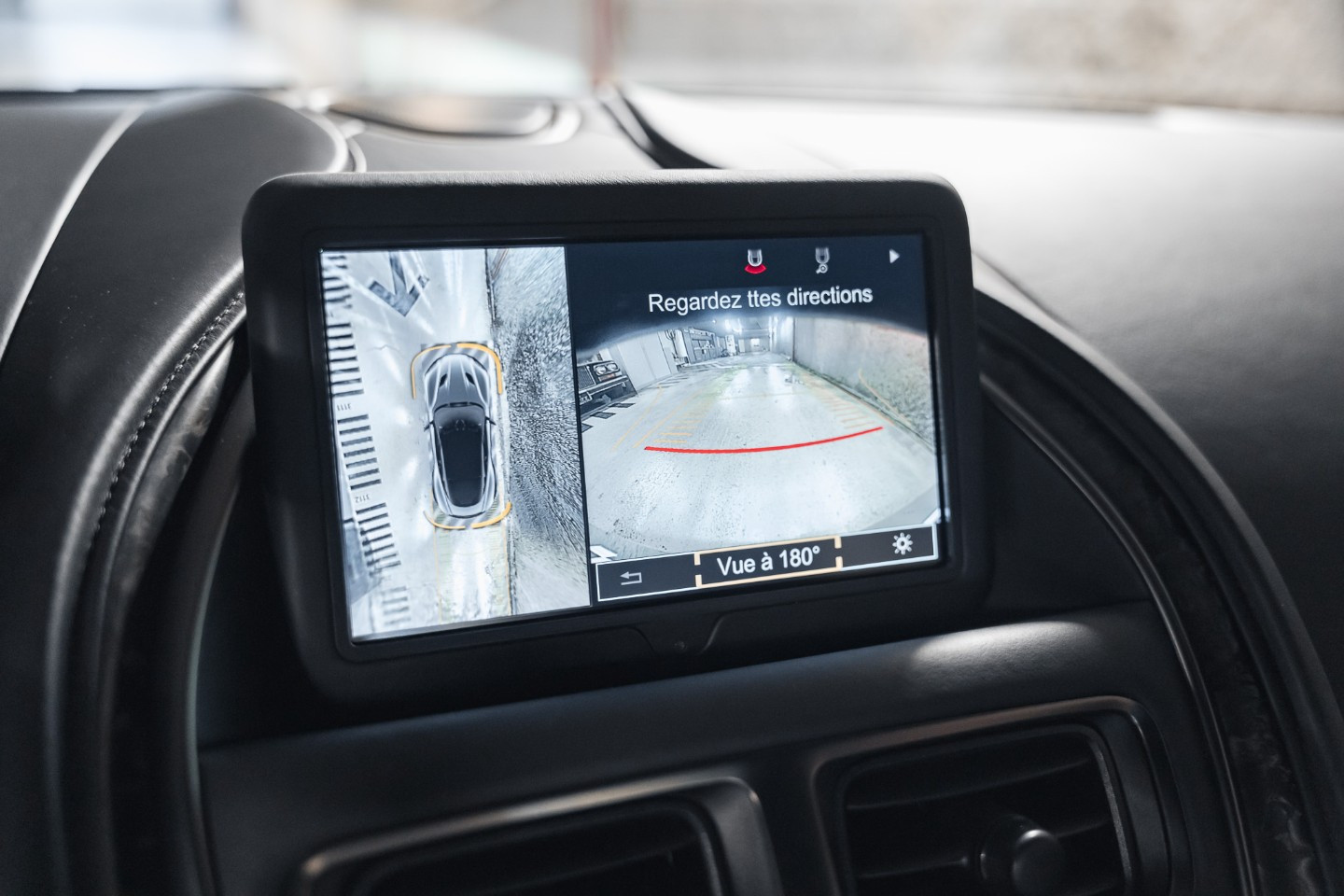 
                                                Voiture
                                                 Aston Martin DBS Superleggera V12 5.2 725