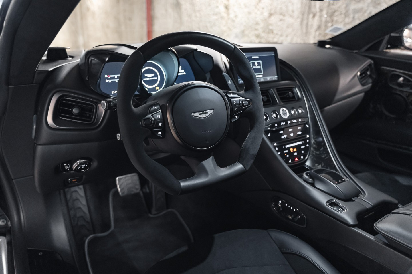 
                                                Voiture
                                                 Aston Martin DBS Superleggera V12 5.2 725