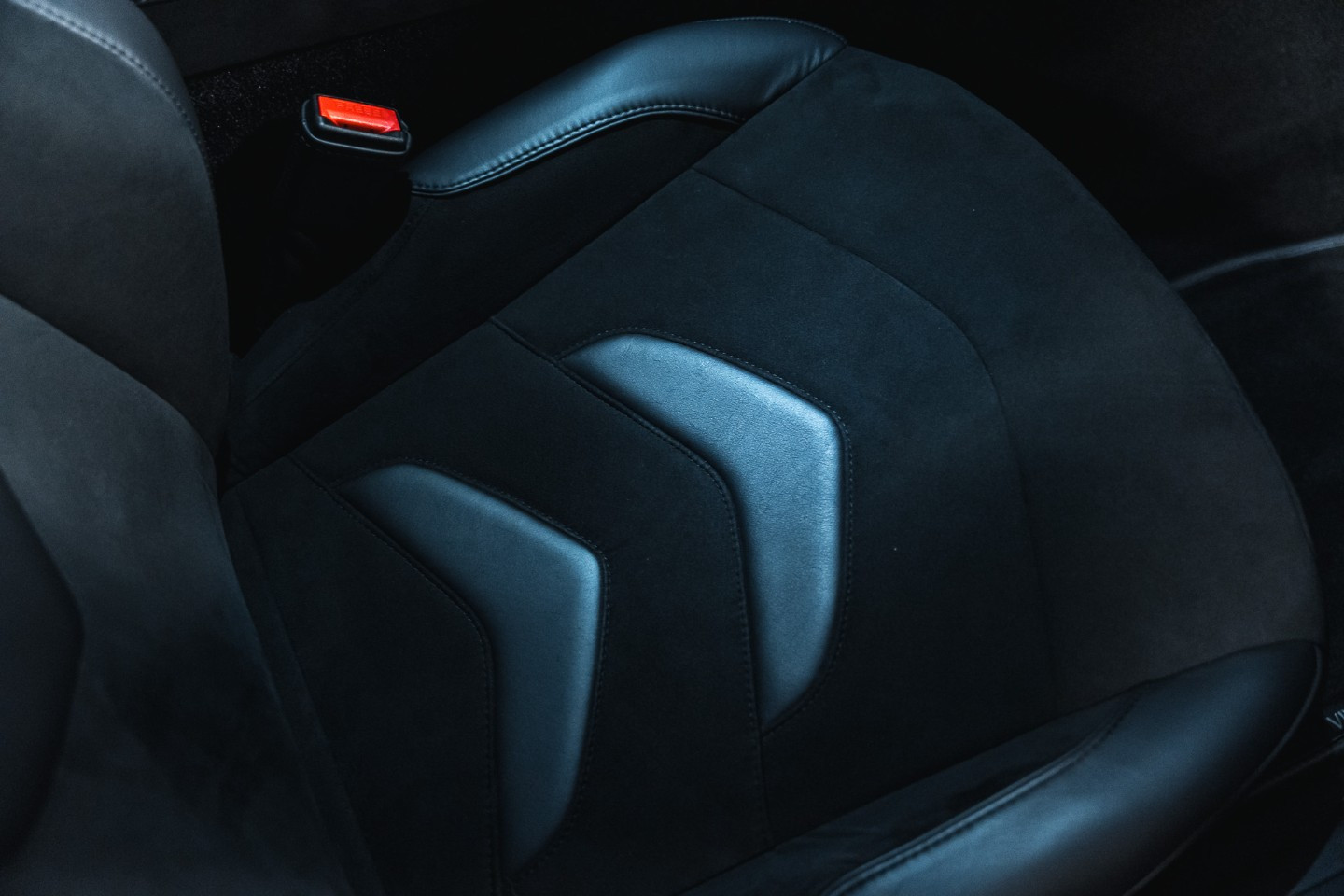 
                                                Voiture
                                                 Aston Martin DBS Superleggera V12 5.2 725