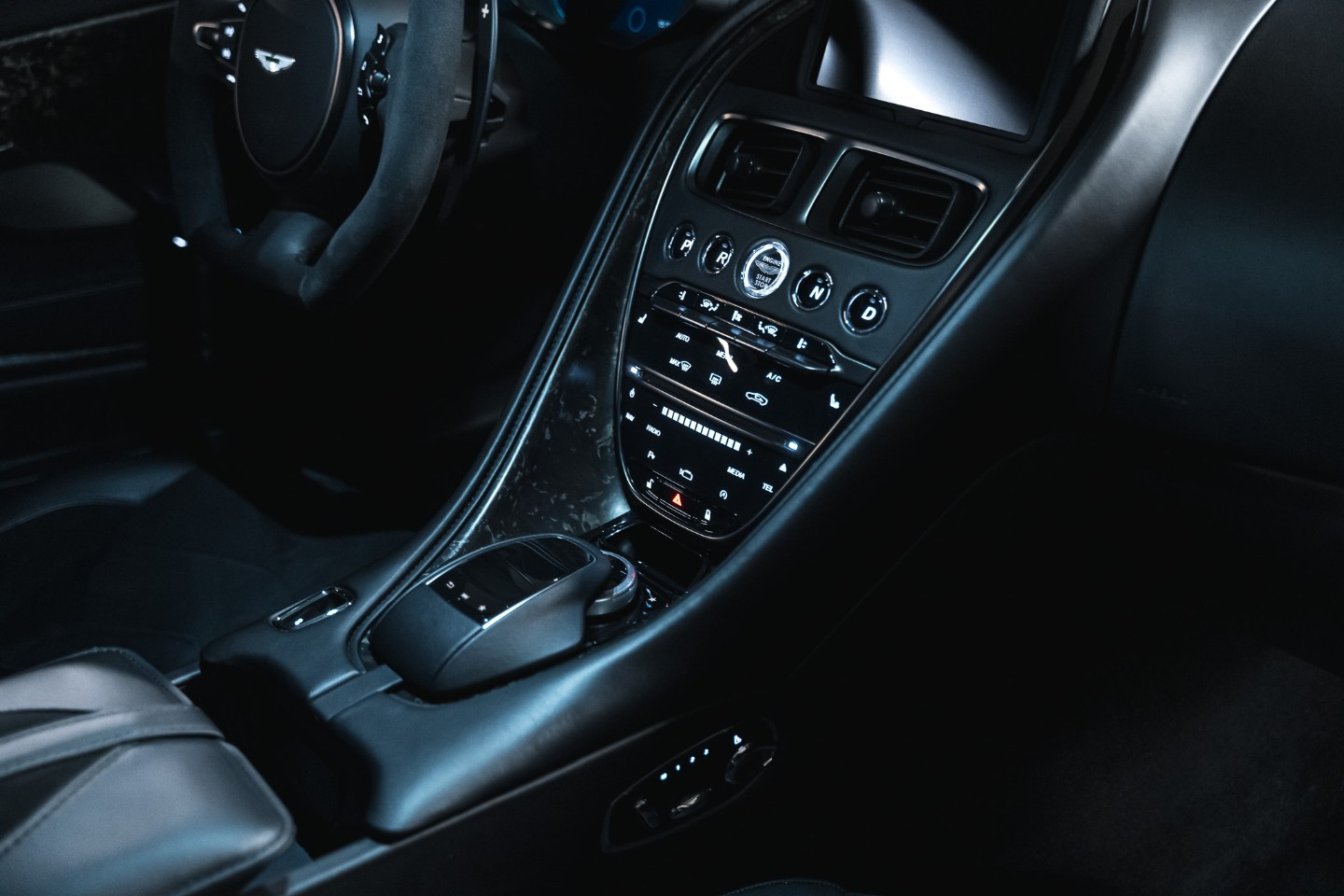 
                                                Voiture
                                                 Aston Martin DBS Superleggera V12 5.2 725