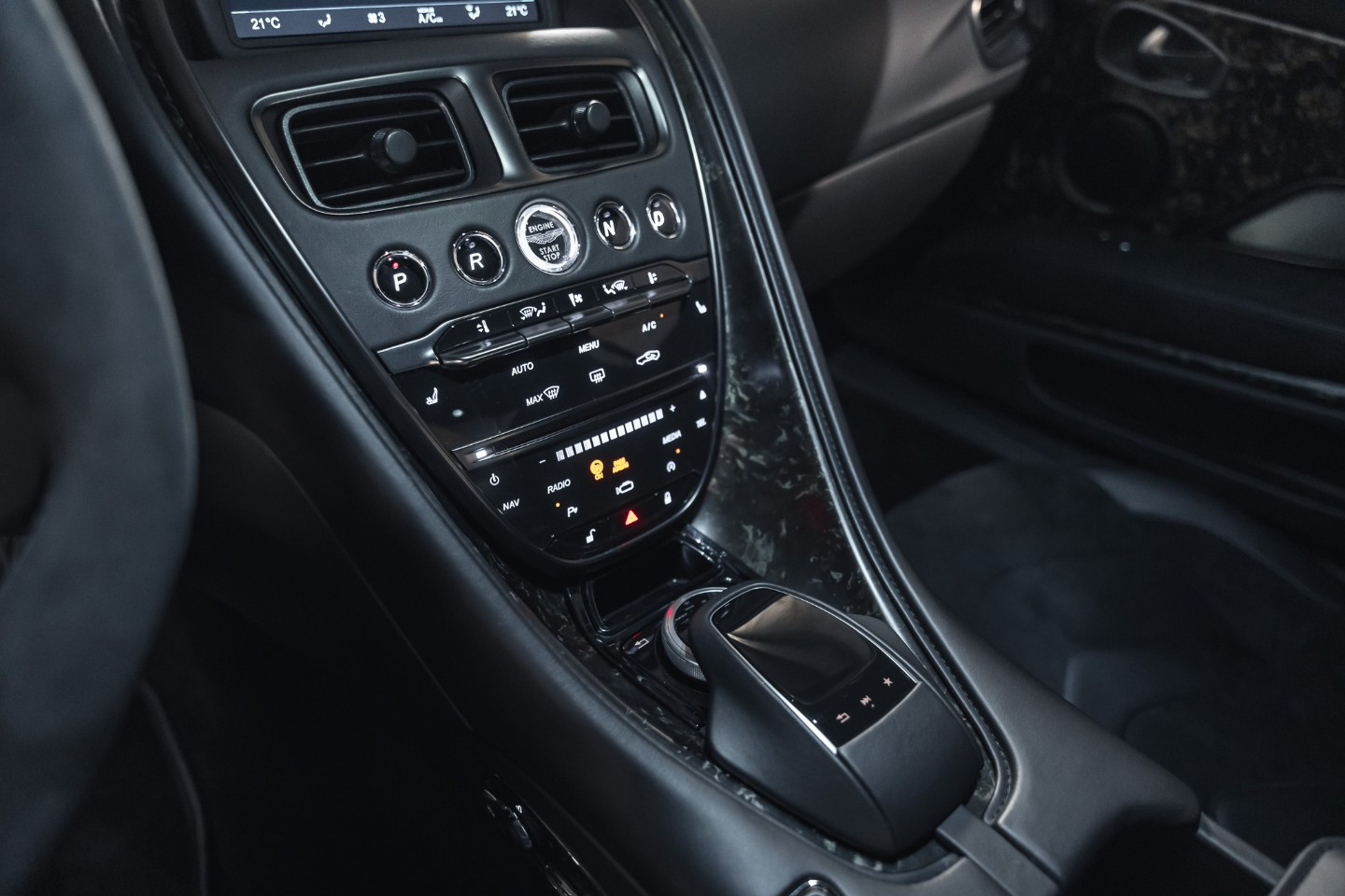 
                                                Voiture
                                                 Aston Martin DBS Superleggera V12 5.2 725