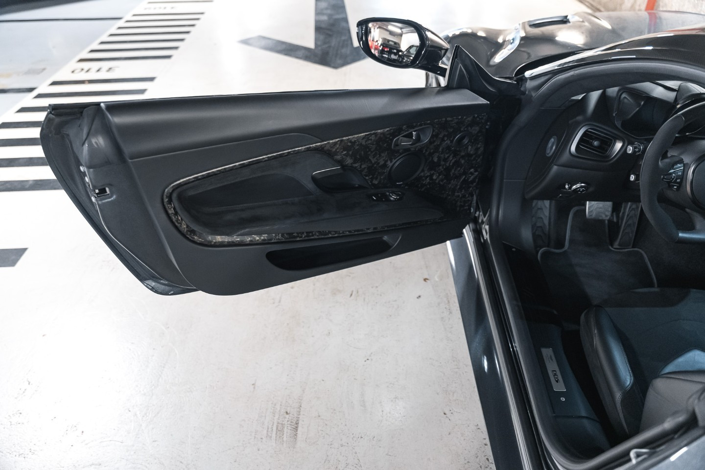 
                                                Voiture
                                                 Aston Martin DBS Superleggera V12 5.2 725