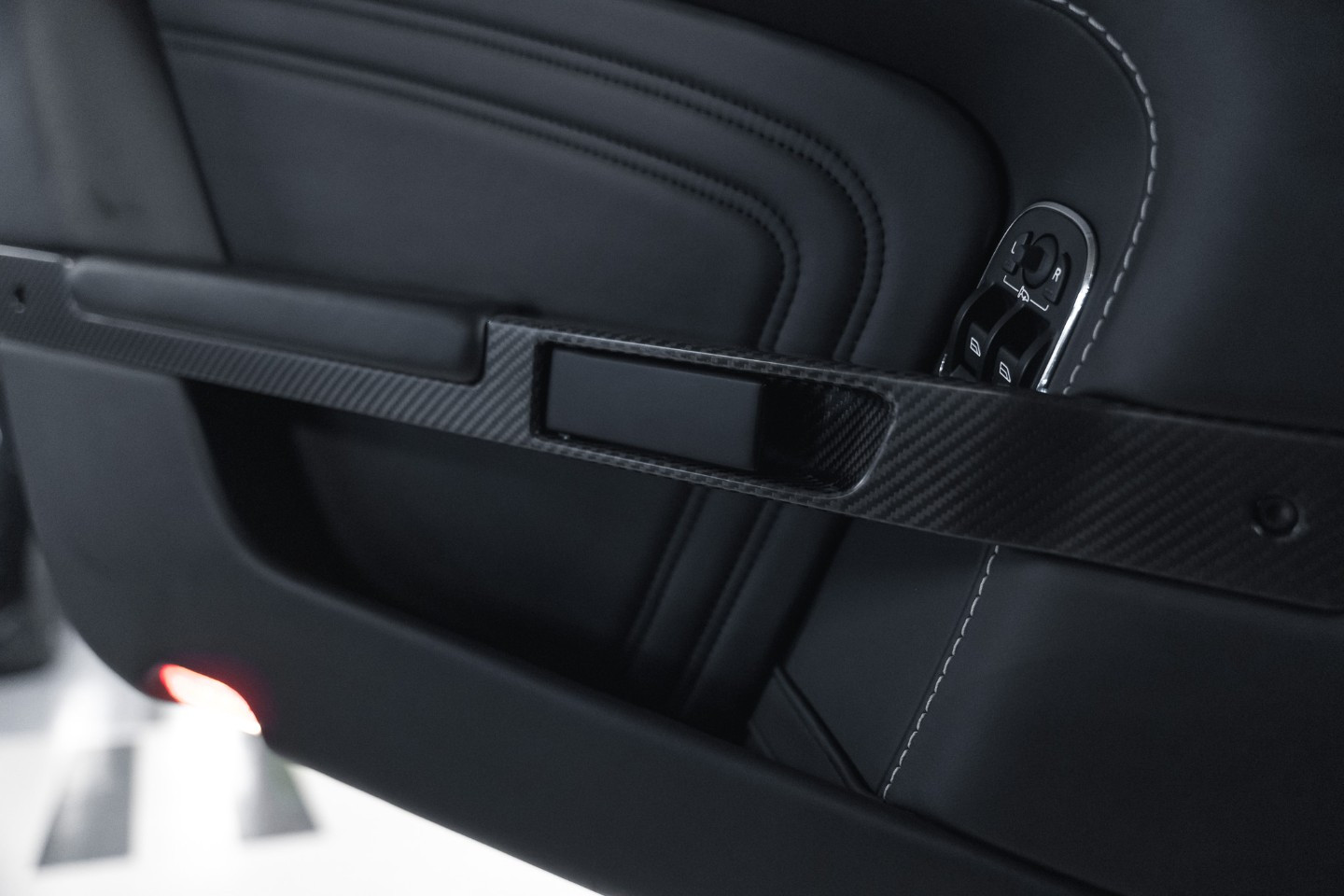 
                                                Voiture
                                                 Aston Martin DBS V12 5.9 517 Touchtronic