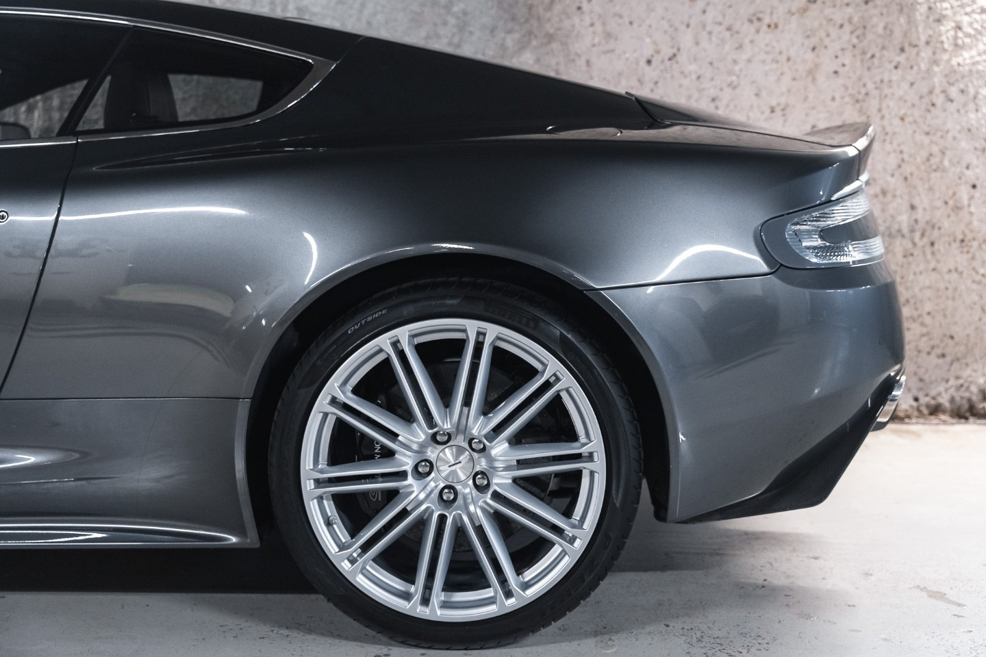 
                                                Voiture
                                                 Aston Martin DBS V12 5.9 517 Touchtronic