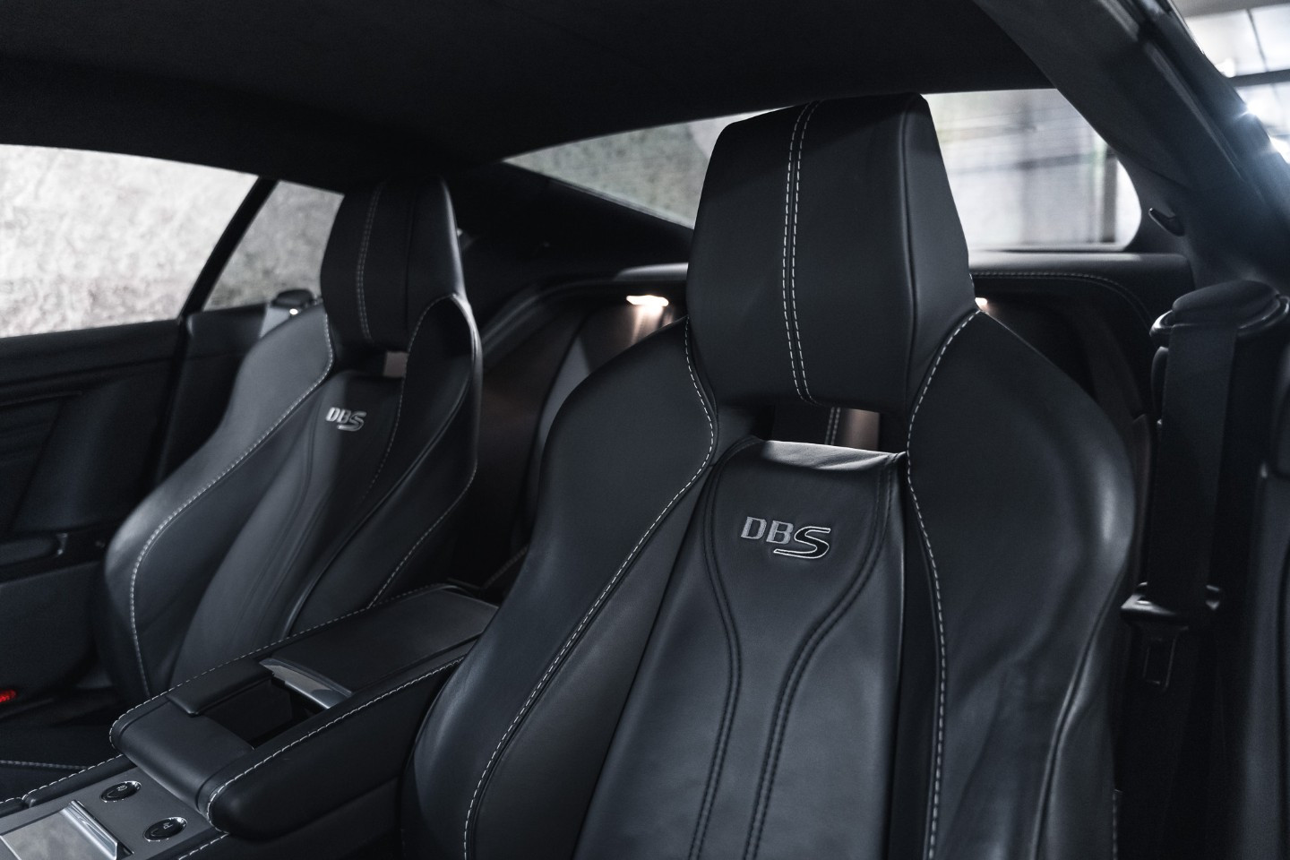 
                                                Voiture
                                                 Aston Martin DBS V12 5.9 517 Touchtronic