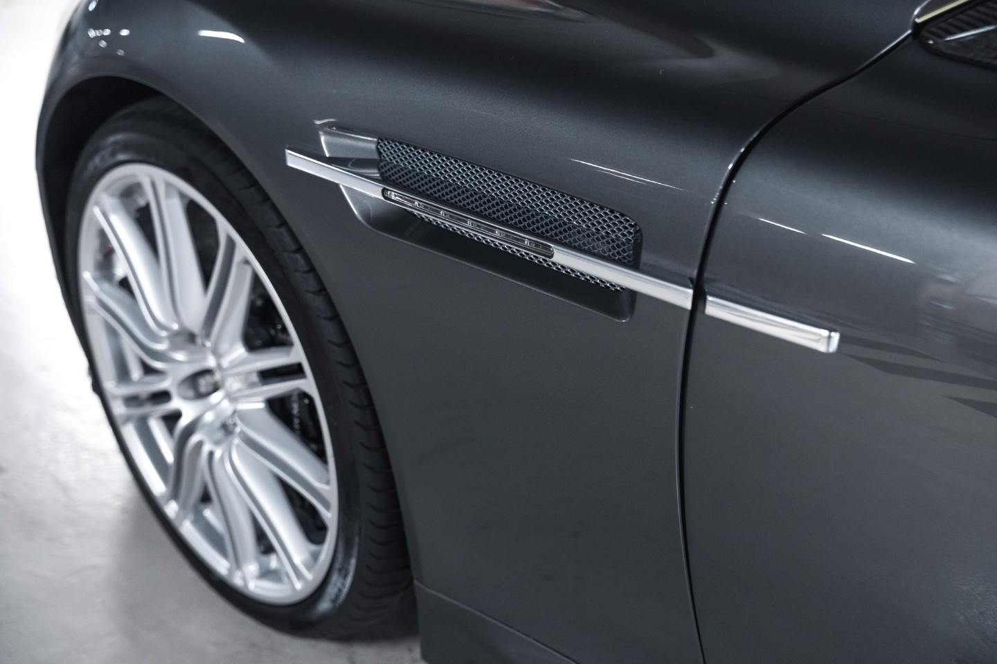 
                                                Voiture
                                                 Aston Martin DBS V12 5.9 517 Touchtronic