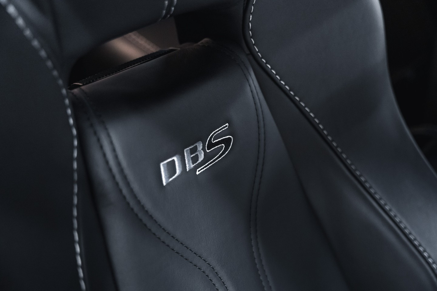 
                                                Voiture
                                                 Aston Martin DBS V12 5.9 517 Touchtronic