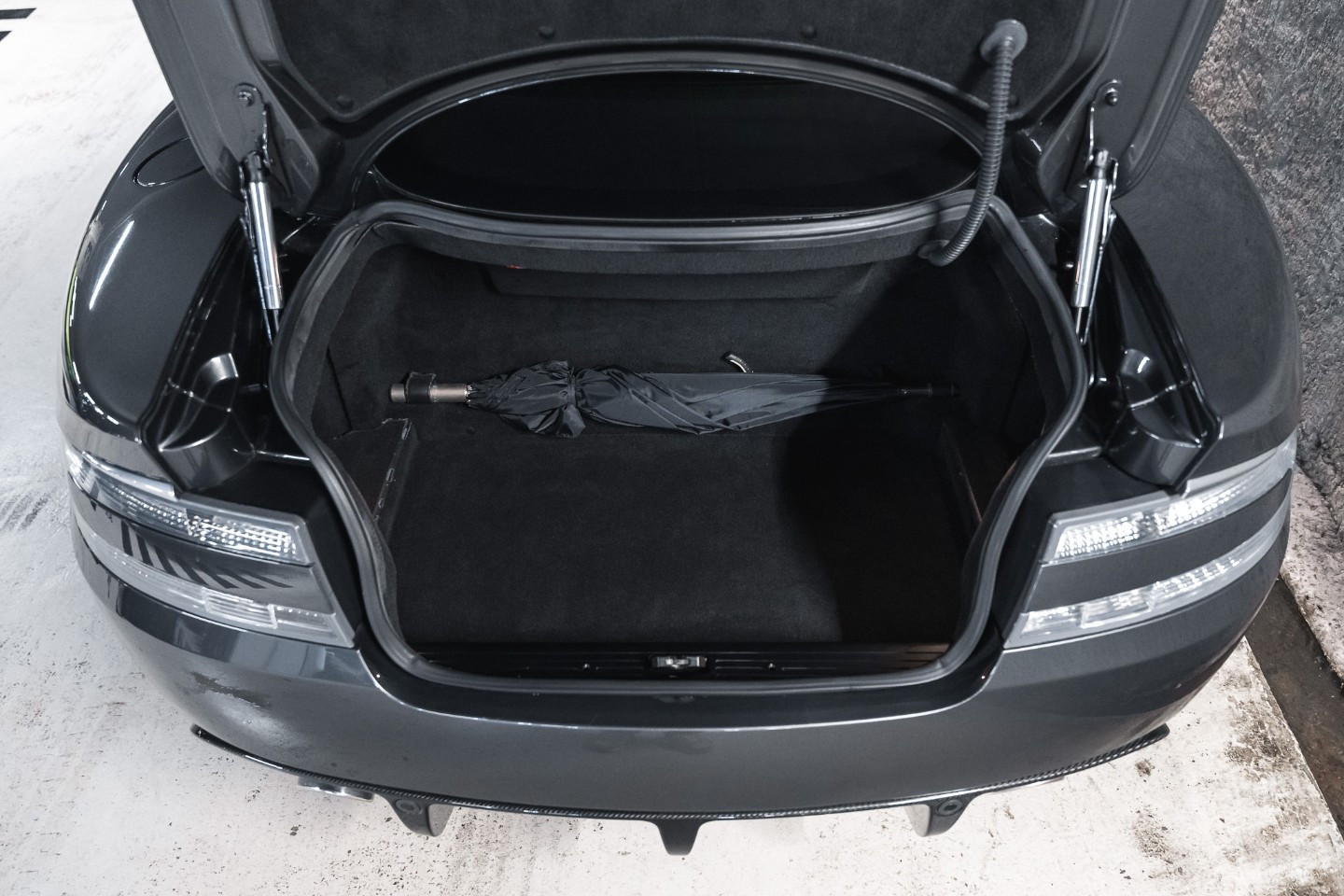 
                                                Voiture
                                                 Aston Martin DBS V12 5.9 517 Touchtronic