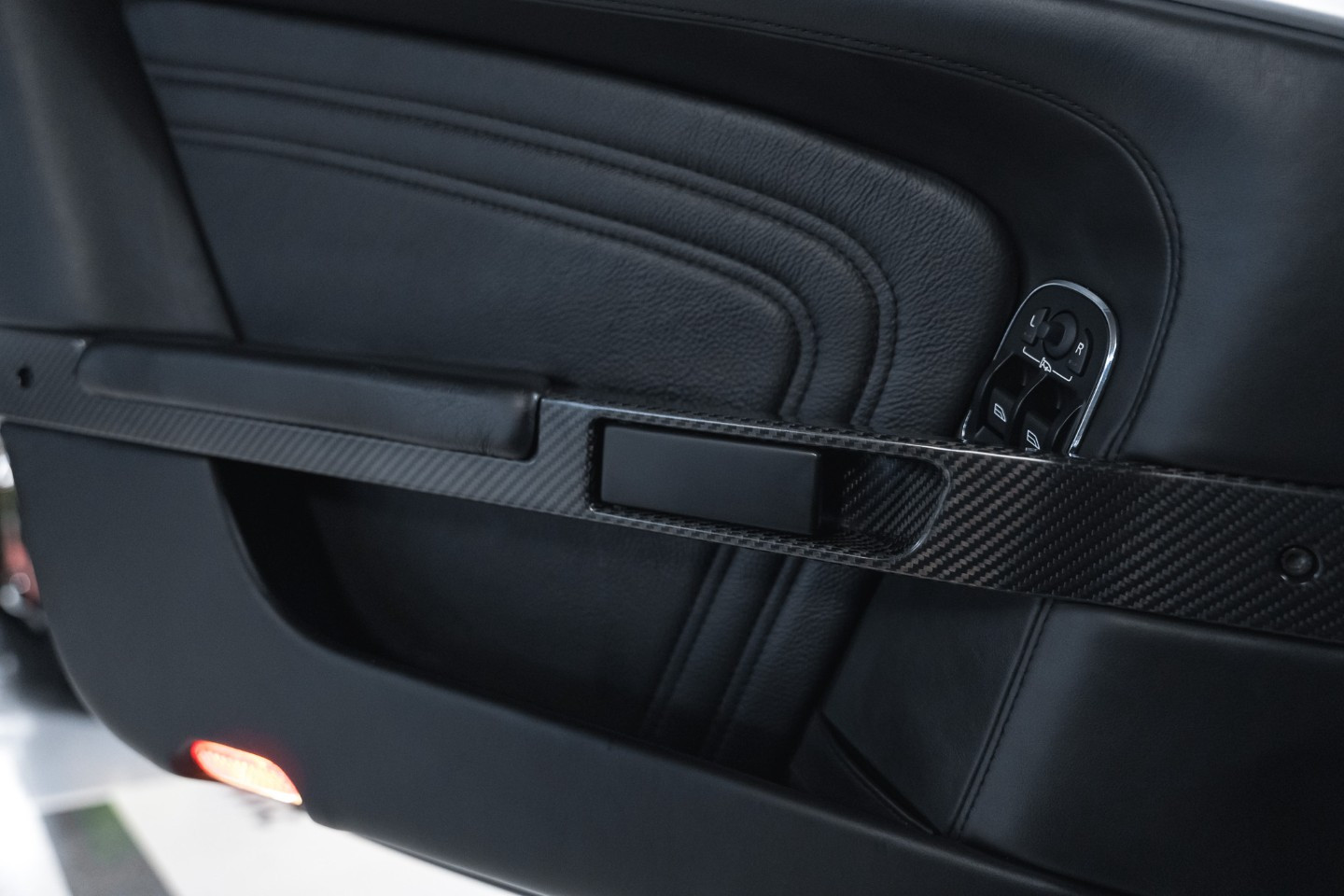 
                                                Voiture
                                                 Aston Martin DBS Volante V12 5.9 517 Touchtronic 2