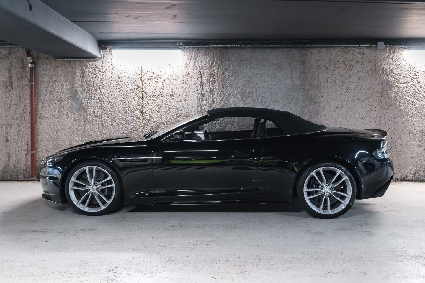 
                                                Voiture
                                                 Aston Martin DBS Volante V12 5.9 517 Touchtronic 2