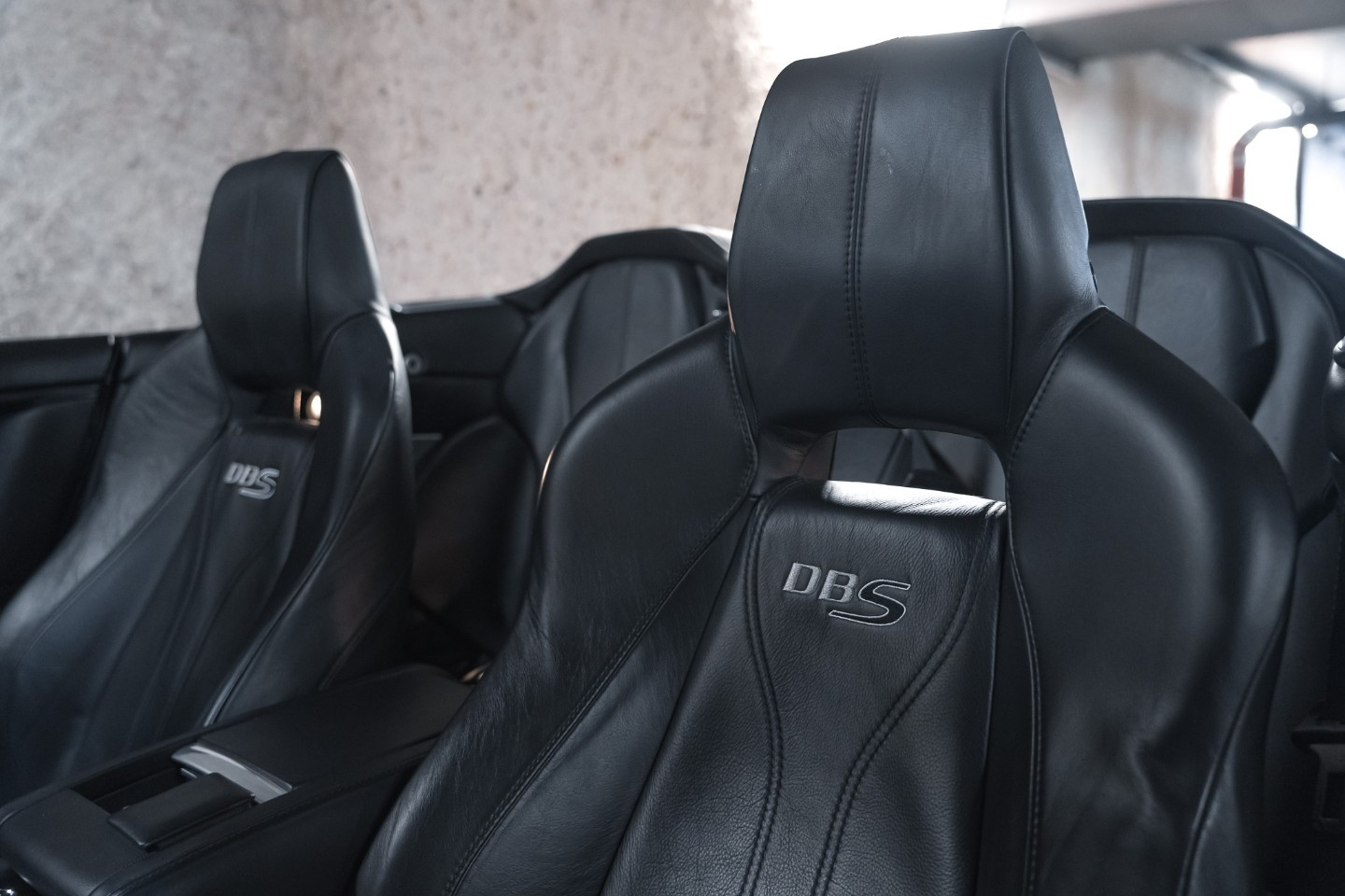 
                                                Voiture
                                                 Aston Martin DBS Volante V12 5.9 517 Touchtronic 2