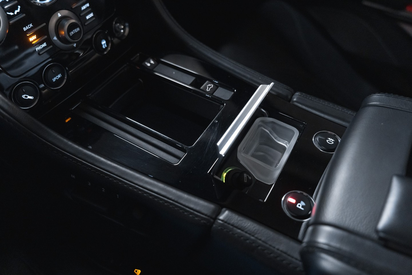 
                                                Voiture
                                                 Aston Martin DBS Volante V12 5.9 517 Touchtronic 2