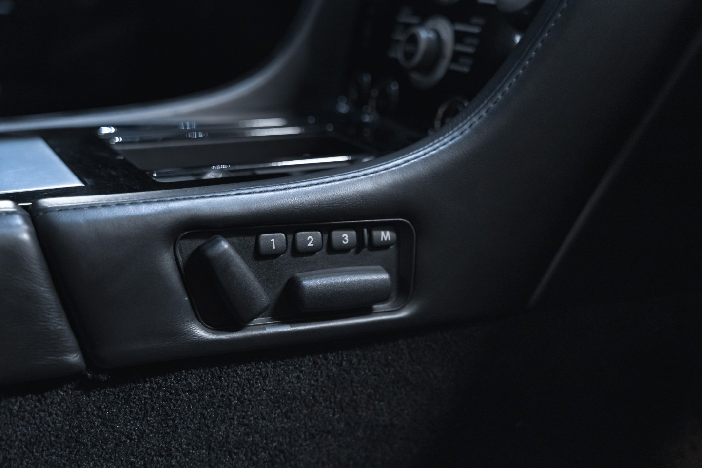 
                                                Voiture
                                                 Aston Martin DBS Volante V12 5.9 517 Touchtronic 2