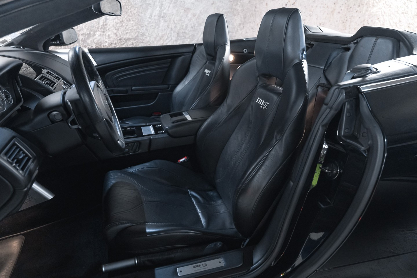 
                                                Voiture
                                                 Aston Martin DBS Volante V12 5.9 517 Touchtronic 2