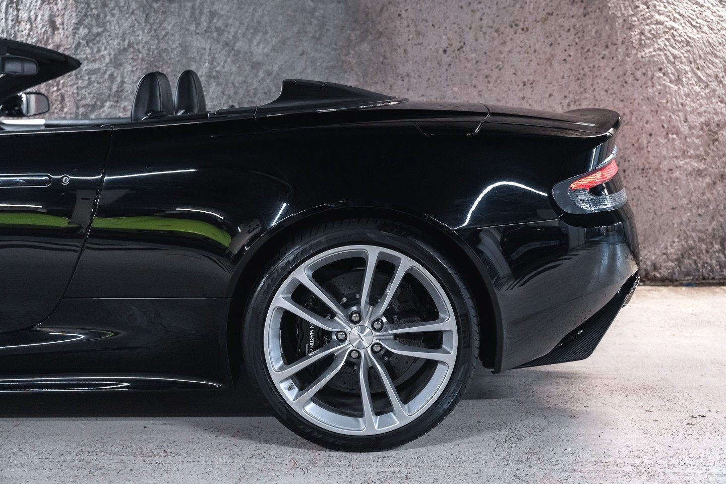 
                                                Voiture
                                                 Aston Martin DBS Volante V12 5.9 517 Touchtronic 2
