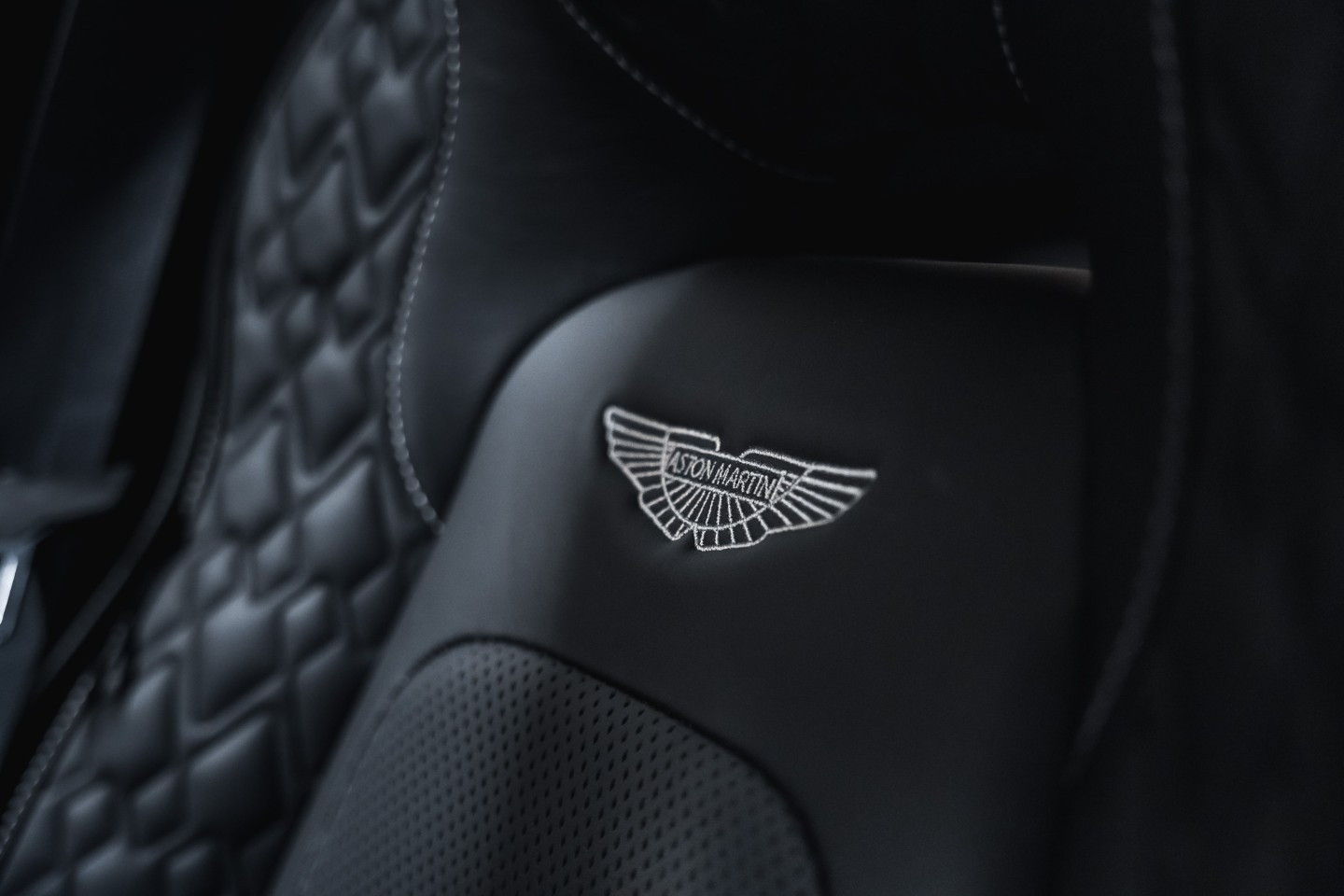 
                                                Voiture
                                                 Aston Martin Rapide S Shadow Edition V12 6.0 574