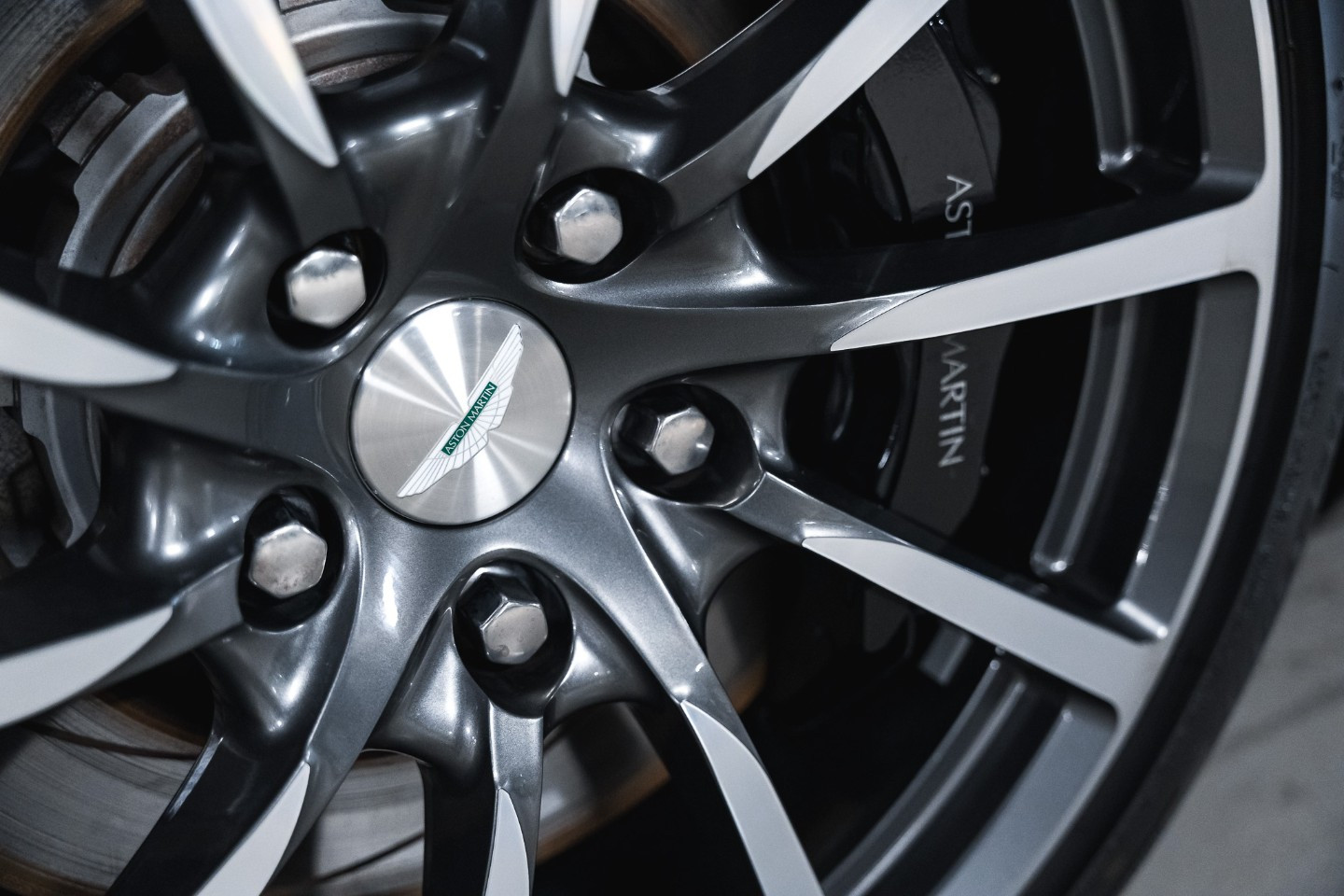 
                                                Voiture
                                                 Aston Martin Rapide S Shadow Edition V12 6.0 574