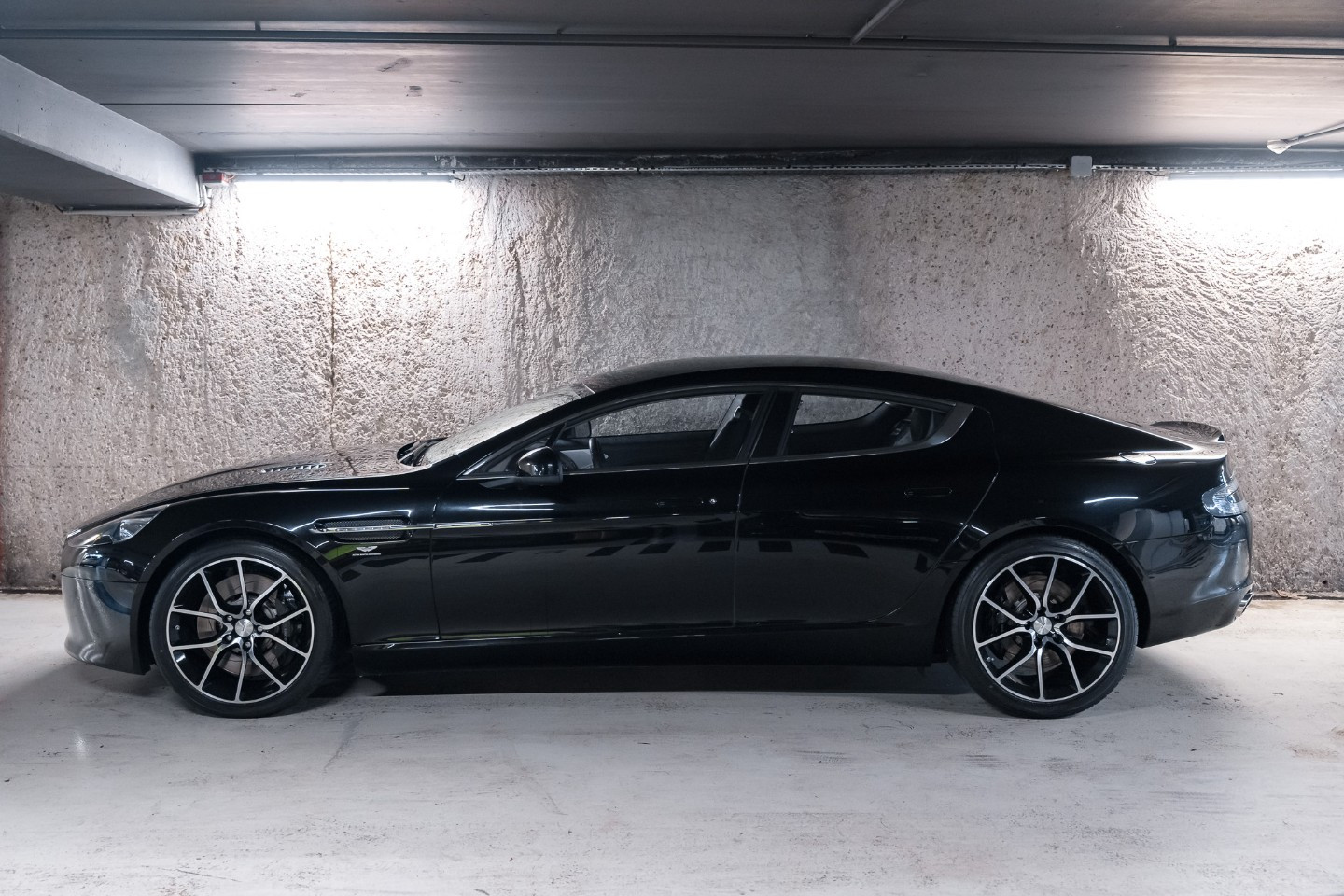 
                                                Voiture
                                                 Aston Martin Rapide S V12 6.0 560