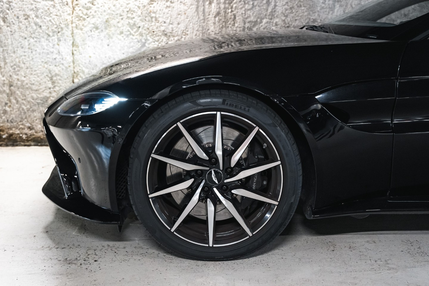 
                                                Voiture
                                                 Aston Martin V8 Vantage (II) V8 4.0 510