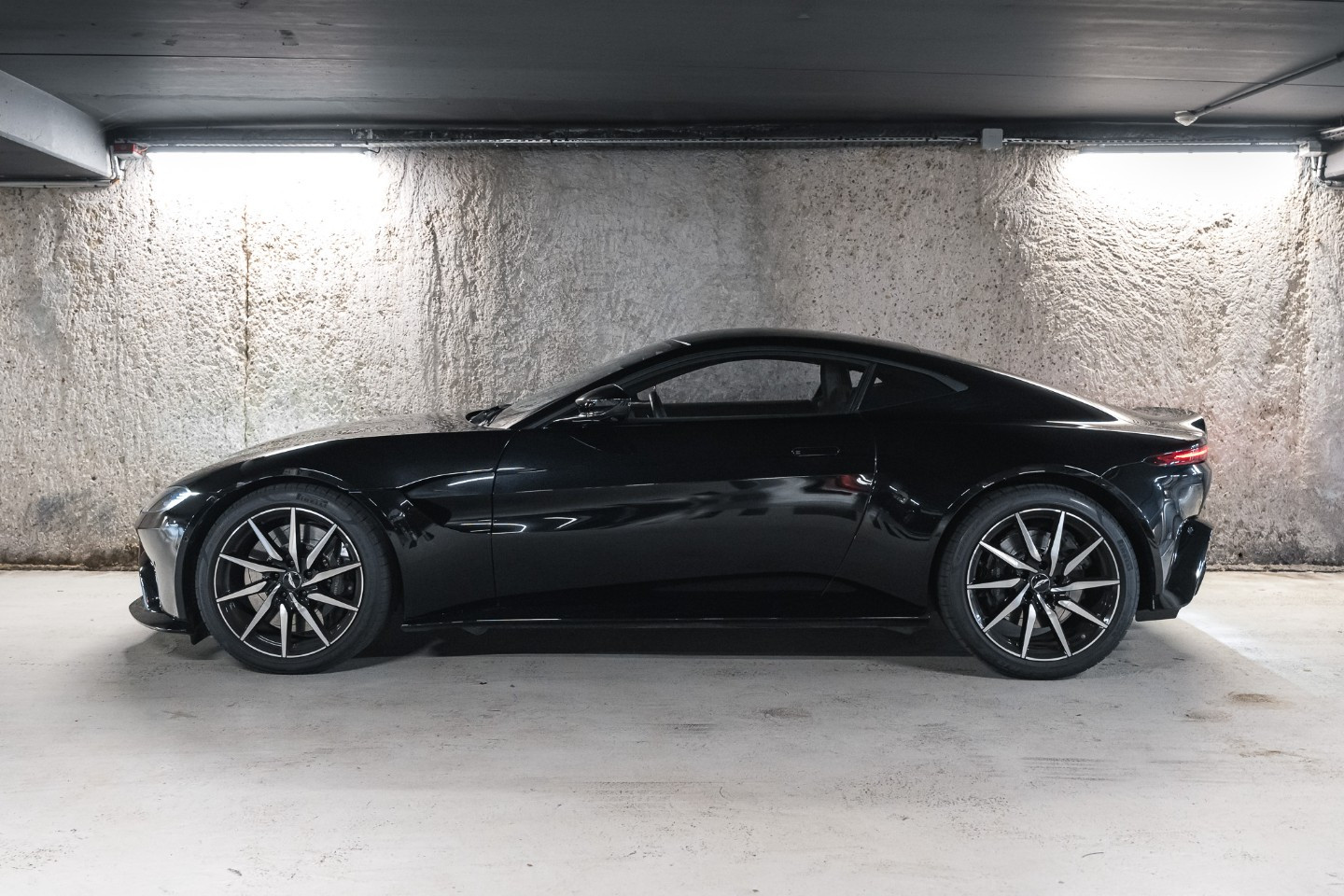 
                                                Voiture
                                                 Aston Martin V8 Vantage (II) V8 4.0 510
