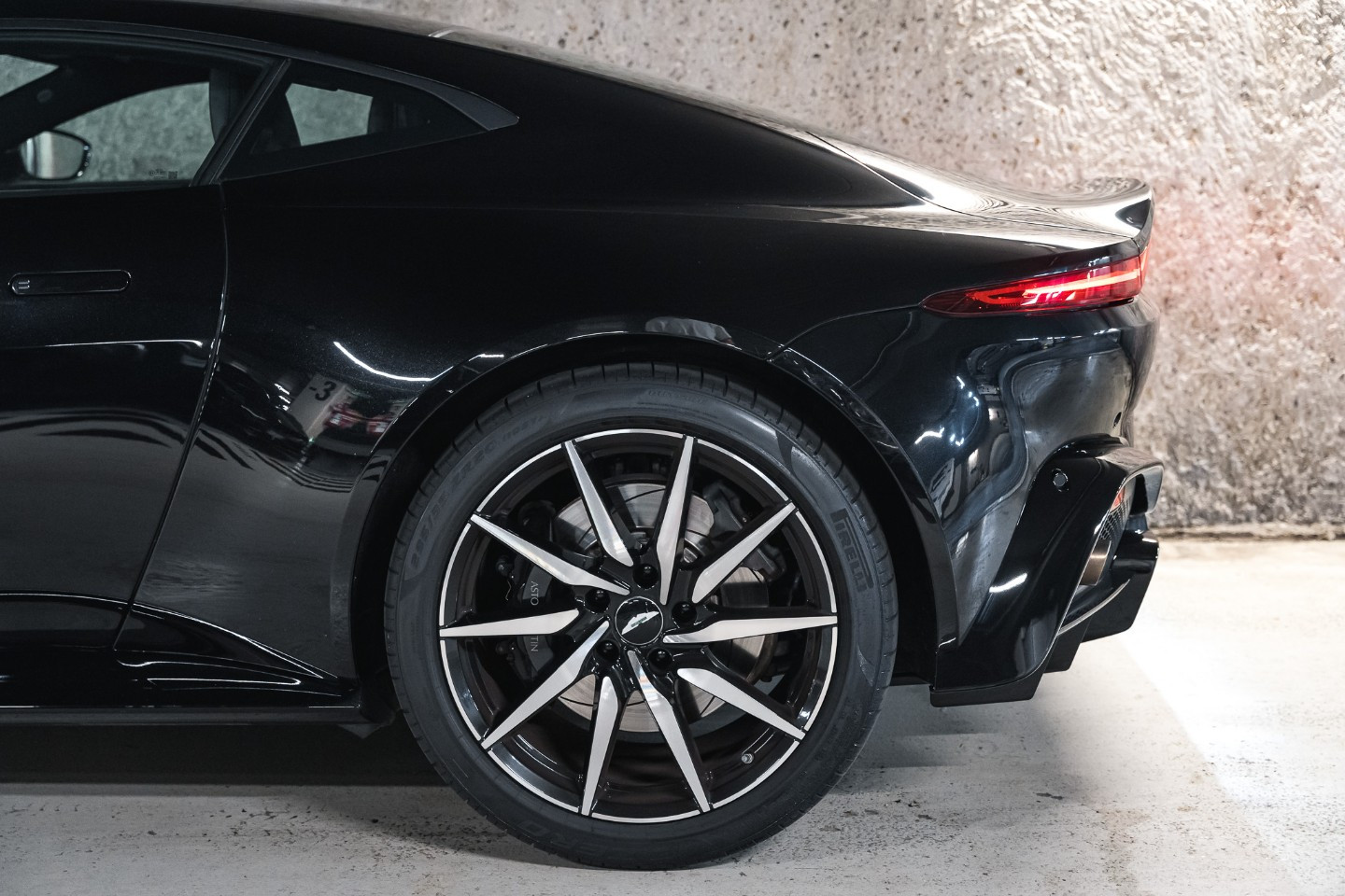 
                                                Voiture
                                                 Aston Martin V8 Vantage (II) V8 4.0 510