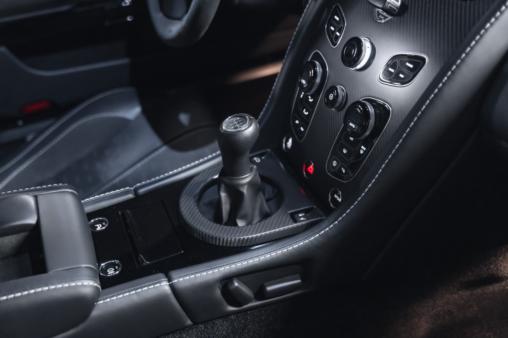 
                                                Voiture
                                                 Aston Martin V8 Vantage S N430 4.7 436 BVM