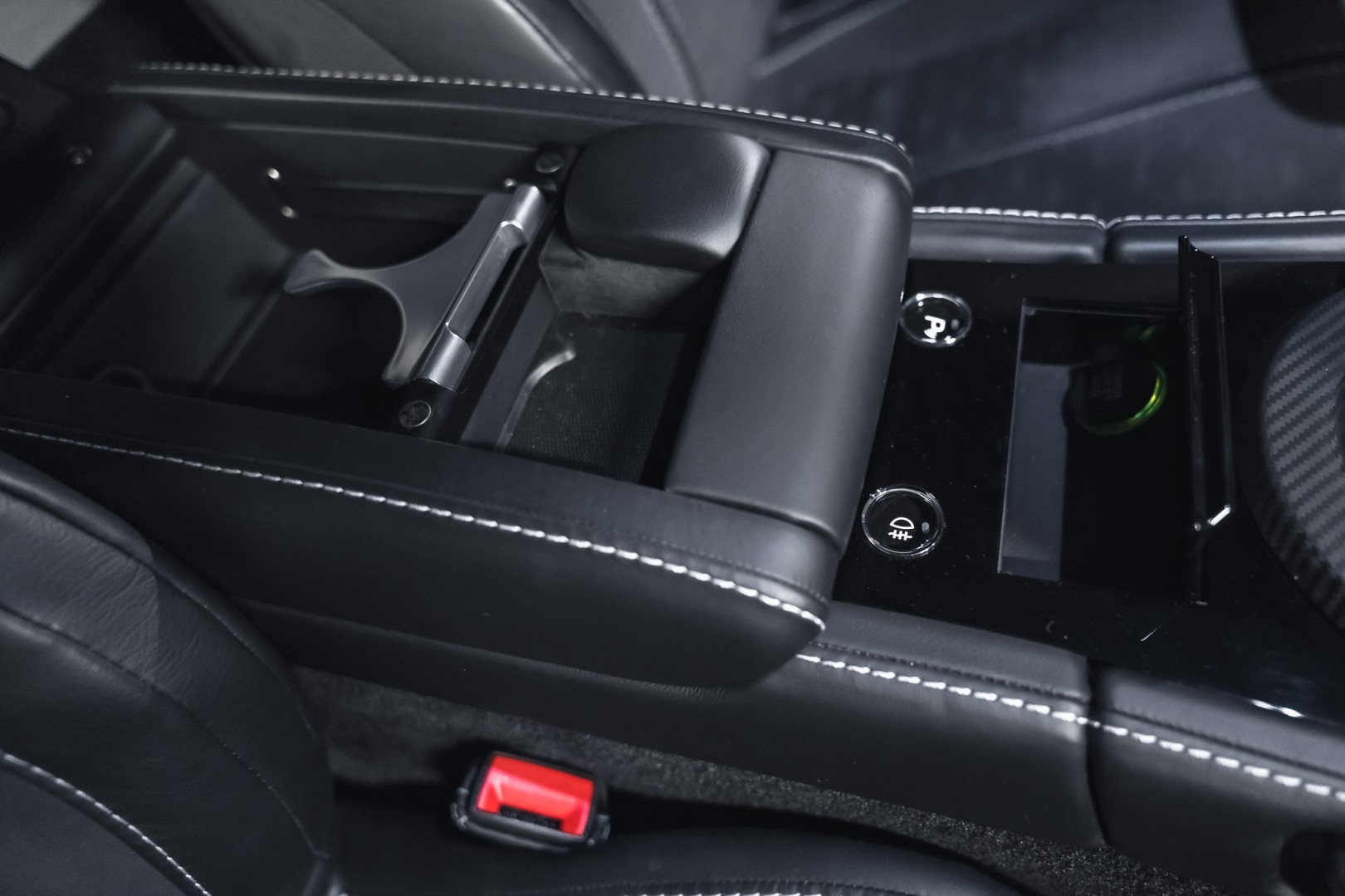 
                                                Voiture
                                                 Aston Martin V8 Vantage S N430 4.7 436 BVM