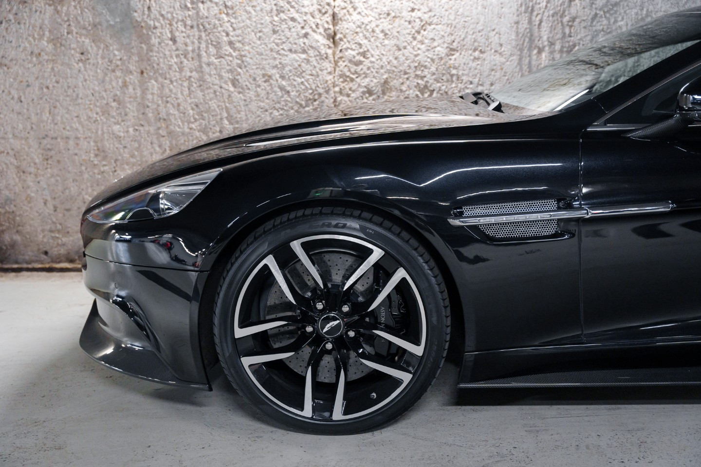 
                                                Voiture
                                                 Aston Martin Vanquish