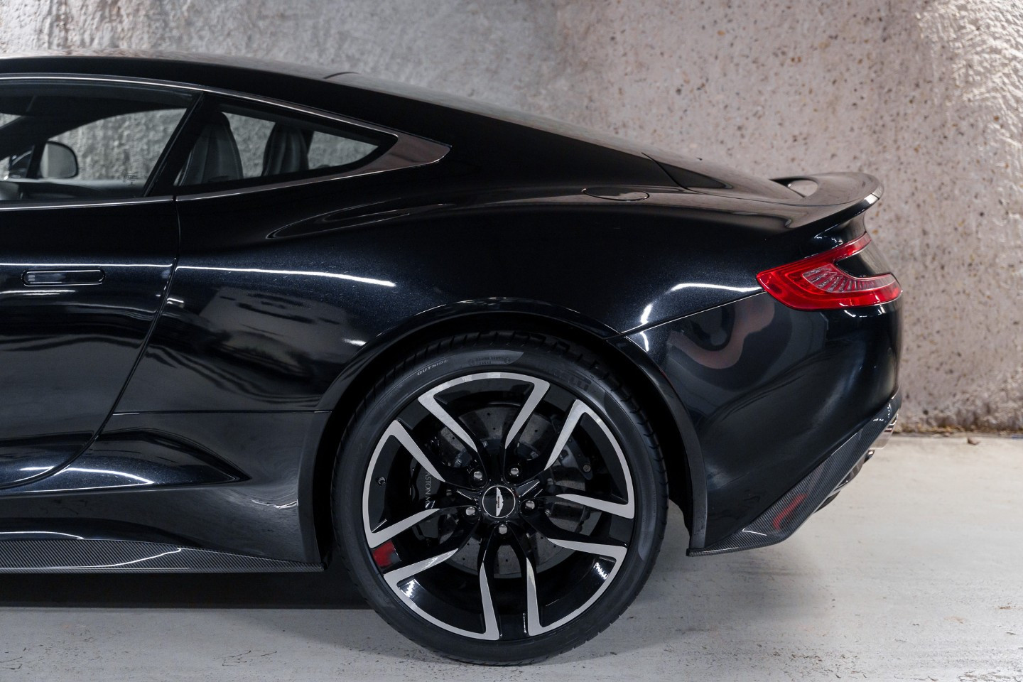 
                                                Voiture
                                                 Aston Martin Vanquish