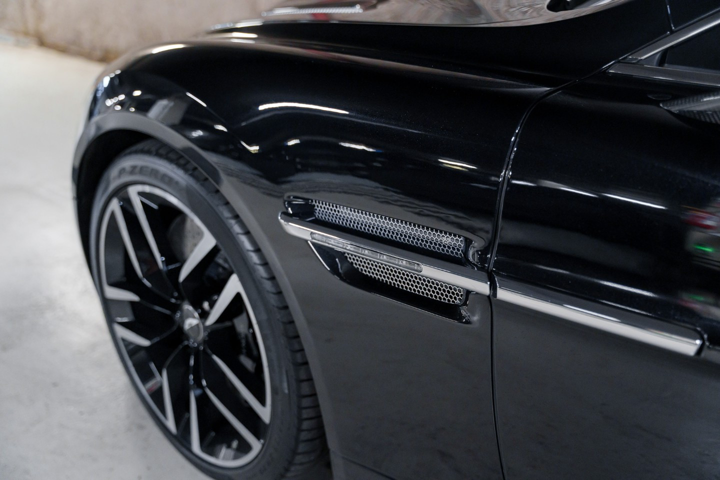 
                                                Voiture
                                                 Aston Martin Vanquish