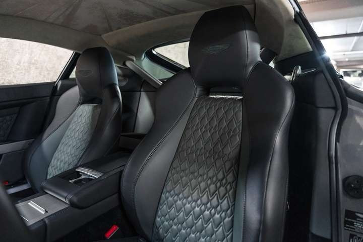 
                                                Voiture
                                                 Aston Martin Vantage Coupé V8 N430 Sportshift II