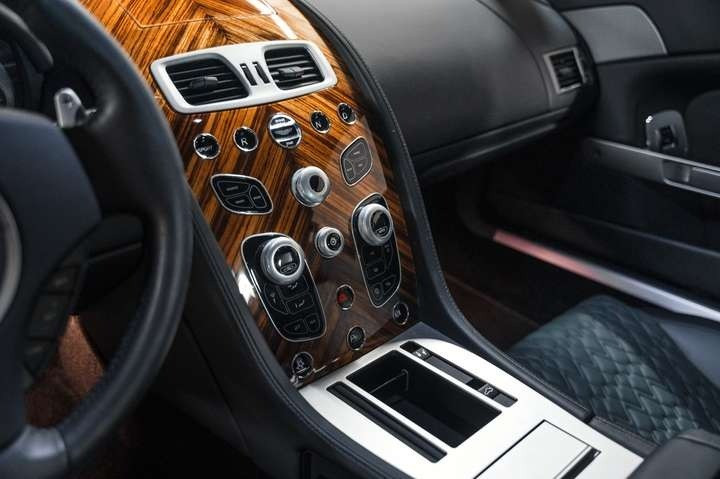 
                                                Voiture
                                                 Aston Martin Vantage Coupé V8 N430 Sportshift II