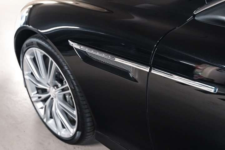 
                                                Voiture
                                                 Aston Martin Virage V12 6.0 500