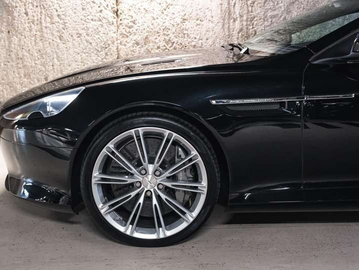 
                                                Voiture
                                                 Aston Martin Virage V12 6.0 500