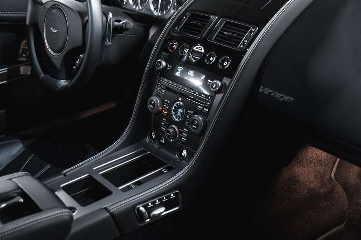 
                                                Voiture
                                                 Aston Martin Virage V12 6.0 500