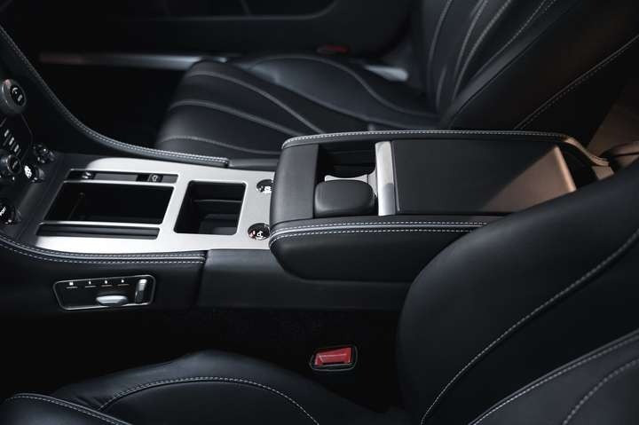 
                                                Voiture
                                                 Aston Martin Virage V12 6.0 500