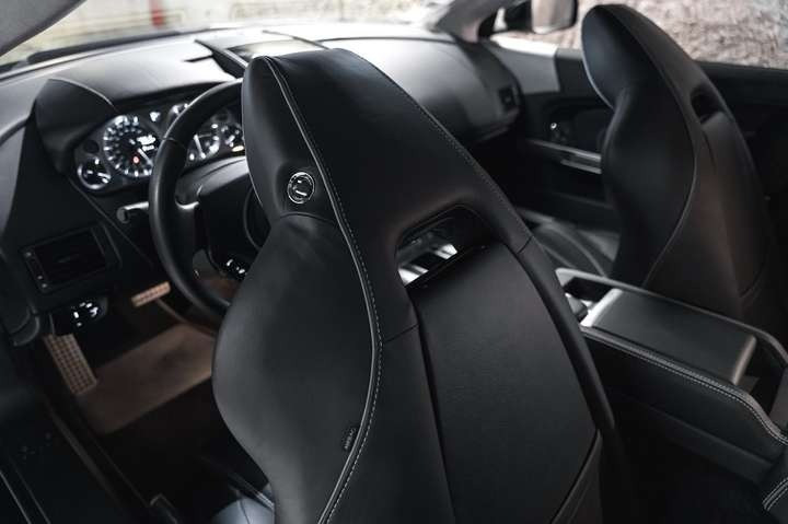 
                                                Voiture
                                                 Aston Martin Virage V12 6.0 500