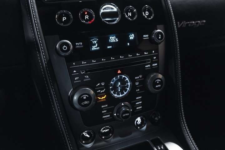 
                                                Voiture
                                                 Aston Martin Virage V12 6.0 500