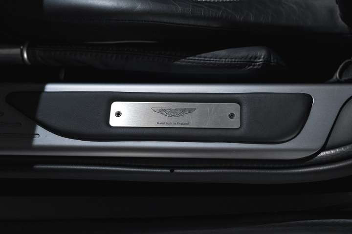 
                                                Voiture
                                                 Aston Martin Virage V12 6.0 500