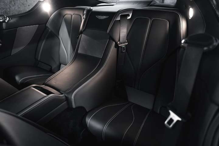 
                                                Voiture
                                                 Aston Martin Virage V12 6.0 500